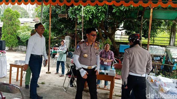 Kakorlantas melakukan pemantauan di TPS
