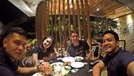 Pose Keren Pebasket Daniel Wenas, Kekasih Mikha Tambayong Saat Mencicipi Makanan
