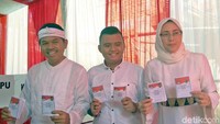 Calon Wakil Gubernur Dedi Mulyadi mencoblos di TPS 6 Kampung Krajan, Purwakarta bersama istri dan anaknya.