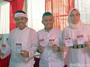 Dedi Mulyadi dan Keluarga Kompak Putih-putih