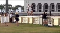 Sayangnya baru-baru ini Masjid bandaraya jadi perbincangan. Sebabnya, ada dua turis wanita berpakaian mini dan berjoget di depannya. Dinas Pariwisata Sabah akan mengambil langkah tegas pada kedua turis itu serta operator tur yang membawa mereka berdua (Sabah Info/Facebook)