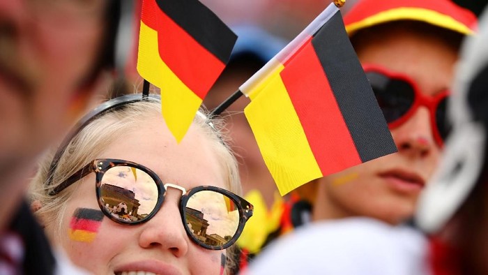 Soccer Football - World Cup - Group F - South Korea vs Germany - Berlin, Germany - June 27, 2018 - Germany fans react as they watch the match at a public viewing area at Brandenburg Gate. REUTERS/Hannibal Hanschke