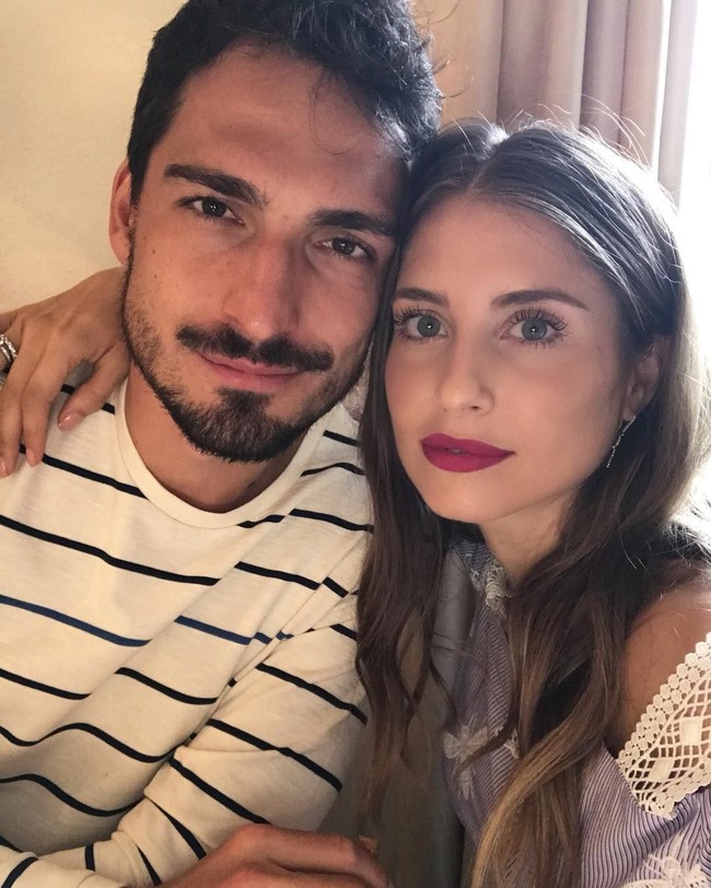 Bek timnas Jerman, si ganteng Matt Hummels memiliki istri cantik yang dinikahinya sejak Juni 2016. Wanita cantik itu bernama Cathy Fischer. Matt dan Cathy telah dikaruniai seorang anak yang lahir pada 11 Januari 2018. Foto: Dok. Instagram