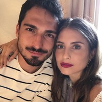 Bek timnas Jerman, si ganteng Matt Hummels memiliki istri cantik yang dinikahinya sejak Juni 2016. Wanita cantik itu bernama Cathy Fischer. Matt dan Cathy telah dikaruniai seorang anak yang lahir pada 11 Januari 2018. Foto: Dok. Instagram