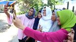 Usai Mencoblos, Nurul Arifin Ramai Diajak Selfie Ibu-ibu