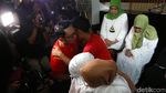 Suasana Haru Saat Kang Emil Sungkem ke Ortu Sebelum Nyoblos