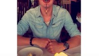 Gemas ya? Sebelum bersantap, Brandt memainkan dulu sendok di restoran dengan menempelkannya ke hidung. Foto: Instagram julianbrandt