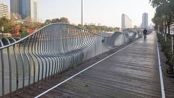 Desain pagar yang sekaligus menjadi kursi. Foto: boredpanda