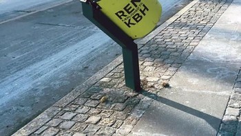 Tong sampah miring ini untuk memudahkan pesepeda membuang sampahnya. Foto: boredpanda