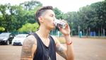 Pose Keren Pebasket Daniel Wenas, Kekasih Mikha Tambayong Saat Mencicipi Makanan