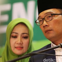 Meski belum diresmikan langsung oleh KPU, hasil Quick Count berbagai lembaga survey sudah memperlihatkan hasil kemenangan paslon cagub cawagub dan kepala daerah di 17 provinsi di Indonesia. Tak hanya nama paslon yang melejit popularitasnya, para istri cantik berhijab modis ikut jadi sorotan. Foto: Ari Saputra