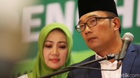 RK tampak didampingi istrinya.