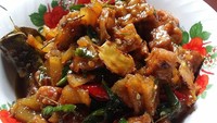 Kikil yang kenyal dipadu dengan potongan tempe dan bumbu pedas membuat sajian ini makin nikmat. Selain nasi hangat, racikan kikil milik @mriki_windy_utm ini juga cocok dimakan dengan tumis sayuran.