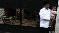 Namun sebelum ke TPS, dia sempat menggendong cucunya.