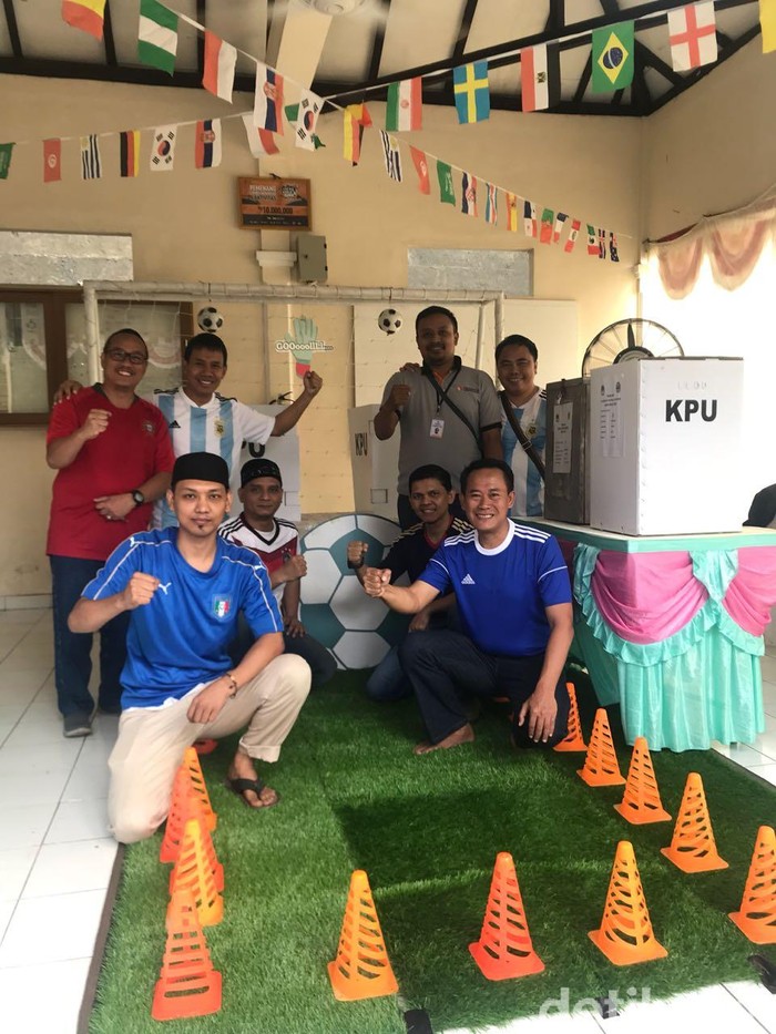 Serunya Nyoblos di TPS Piala Dunia di Cibinong