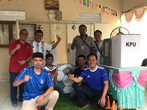 Serunya Nyoblos di TPS Piala Dunia di Cibinong
