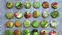 Macaron memang tinggi gula, kalau mau yang lebih sehat dan gurih buat ‘macaron’ dari alpukat. Yap! Ini adalah lembaran alpukat yang dibentuk bulat kecil mirip macaron. Jangan lupa tambahan topping bijian sehat. Foto: Colette Dike/Fooddeco