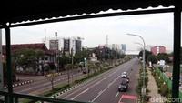 Suasana arus lalu lintas di salah satu ruas jalan di Bekasi.