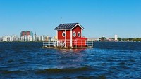 Ingin mencoba suasana hotel yang berbeda? Coba datang ke Utter Inn yang terletak di pelabuhan Vasteras, Swiss. (Foto: diycozyhome.com)