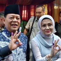 Cagub yang diusung oleh Partai Gerindra ini juga melengkapi gayanya dengan peci hitam. (Foto: Dony Indra Ramadhan)