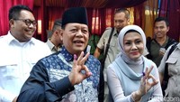 Cagub nomor urut tiga itu memamerkan bukti mencoblosnya.
