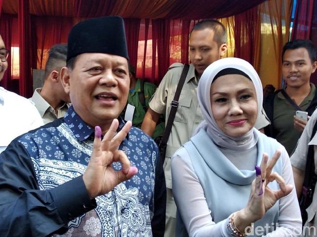 Cagub yang diusung oleh Partai Gerindra ini juga melengkapi gayanya dengan peci hitam. (Foto: Dony Indra Ramadhan)