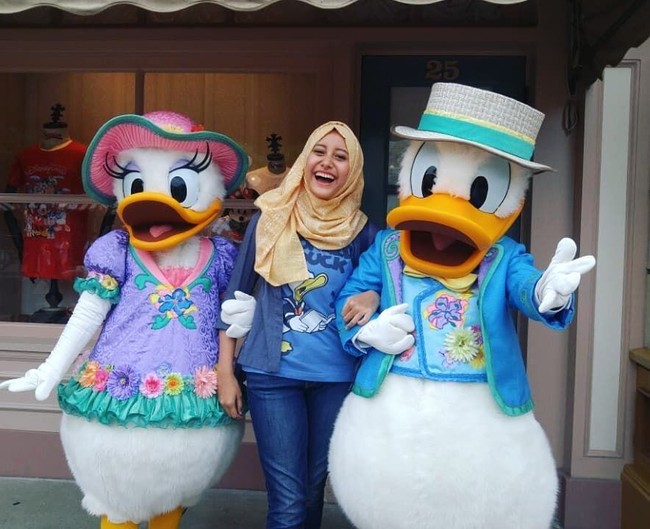 Hanya karena ingin banget ke Disneyland gitu. Kebetulan banget lagi ada promo flight plus hotel gitu. Nggak ngabisin tabungan karena tertutup dari promo dan angpau, ungkap Jasmine saat dihubungi Wolipop, Rabu (27/6/2018) Foto: Instagram @juliajasminee