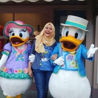 Hanya karena ingin banget ke Disneyland gitu. Kebetulan banget lagi ada promo flight plus hotel gitu. Nggak ngabisin tabungan karena tertutup dari promo dan angpau, ungkap Jasmine saat dihubungi Wolipop, Rabu (27/6/2018) Foto: Instagram @juliajasminee