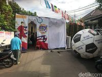 Serunya Nyoblos di 'TPS Piala Dunia' di Cibinong