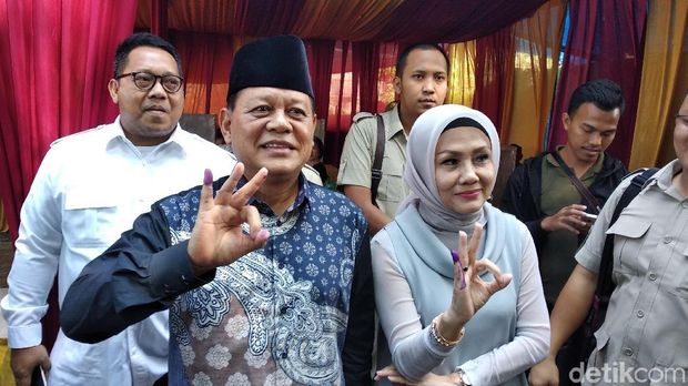 Live Report Pilkada 2018: Prabowo Pose 3 Jari di TPS