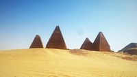 Piramida ini sering juga disebut Gebel Barkal. Walau pun berada di Sudan, rupanya piramida ini dibangun oleh orang Mesir. Raja Firaun Mesir Thutmose III memperluas kerajaannya untuk pertama kali ke daerah Jebel Barkal sekitar 1450 SM. (trbazo/Instagram)