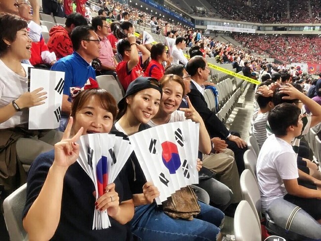 Sayangnya, Hye Jin tak bisa mendukung suaminya dan ikut ke Rusia karena aturan Asosiasi Sepak Bola Korea Selatan (KFA) yang melarang pemain membawa serta istri atau pacar (WAGs). Foto: Instagram @underhiswings2016