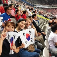 Sayangnya, Hye Jin tak bisa mendukung suaminya dan ikut ke Rusia karena aturan Asosiasi Sepak Bola Korea Selatan (KFA) yang melarang pemain membawa serta istri atau pacar (WAGs). Foto: Instagram @underhiswings2016