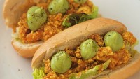 Untuk makan siang, pria berusia 23 tahun itu memilih untuk melahap sandwich isi scramble tofu, selada dan alpukat. Sedangkan minumnya jus jeruk. Benar-benar sehat, kan? Foto: Instagram hectorbellerin