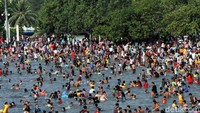 Pantai Ancol pun terlihat sangat penuh dan sesak oleh lautan manusia. Seperti ini nih.