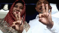 Syaikhu dan istri memamerkan jari yang telah dicelup tinta serta berpose angka 3 dengan jari tangan, nomor urut pasangan Sudrajat-Syaikhu dalam Pilgub Jawa Barat.