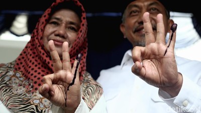 Momen Syaikhu Gendong Cucu hingga Pamer 3 Jari di TPS