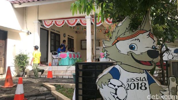 Serunya Nyoblos di 'TPS Piala Dunia' di Cibinong