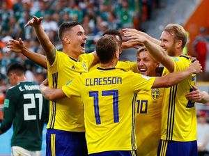 Video: Saking Seriusnya, Pelatih Swedia Lupa Rayakan Gol