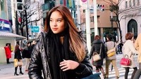 Saat ke Tokyo, Jepang, ia juga berpose cantik nan anggun (syandria/Instagram)