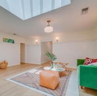 Kesan sederhana juga tetap terasa di dalam rumah seluas 296 meter persegi itu. Warna putih bersih mendominasi area ruang tamu yang dilengkapi perapian bergaya rustic. Lantai kayu serta plafon polos semakin mempertegas kesederhanaan tersebut. (Foto: Dok. Variety)