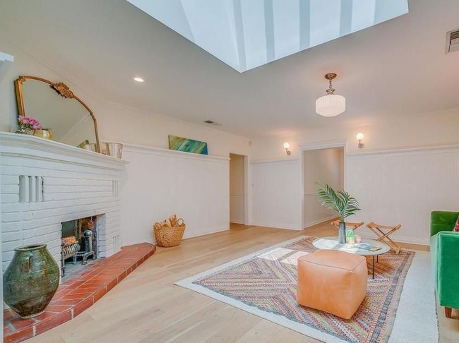 Kesan sederhana juga tetap terasa di dalam rumah seluas 296 meter persegi itu. Warna putih bersih mendominasi area ruang tamu yang dilengkapi perapian bergaya rustic. Lantai kayu serta plafon polos semakin mempertegas kesederhanaan tersebut. (Foto: Dok. Variety)