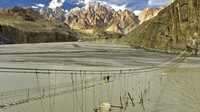 Pariwisata di bagian utara Pakistan belum pulih betul. Karena pada masa kejayaan itu, yakni pertengahan tahun sembilan puluhan, untuk memesan hotel diperlukan waktu setahun sebelumnya. Jembatan di Hunza (CNN Travel)
