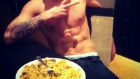 Nah, ini sebelum Bellerin menjadi vegetarian. Sepiring nasi goreng jadi pilihan makan malamnya kala itu. Walau begitu, badannya masih tampak berotot, ya. Foto: Instagram hectorbellerin