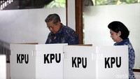 SBY dan Ani Yudhoyono mencoblos di bilik suara.