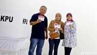 Basuki berfoto bersama istri dan anaknya sebelum memasukan surat suara ke kotak KPU.