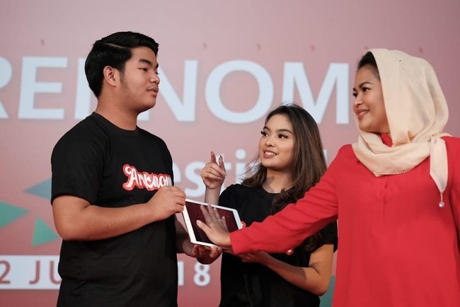 Selama kampanye Pilkada Jawa Timur, Syandaria aktif membantu ibunya, Puti Guntur. Dia ikut mengkampanyekan program Masyarakat Melek Digital yang diusung oleh pasangan cagub dan cawagub Jawa Timur nomor urut 2 Gus Ipul dan Puti Guntur Soekarno. Foto: Dok. Instagram