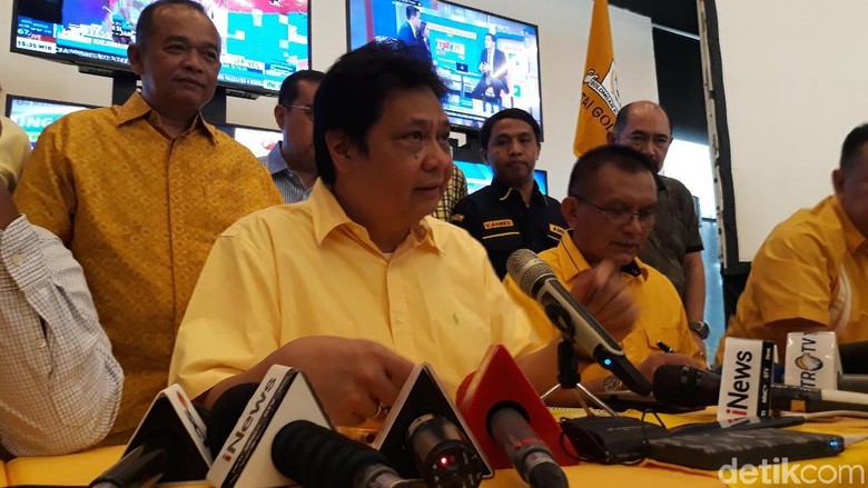 Airlangga Menolak Gugatan Syarat Cawapres Airlangga Menolak Gugatan Syarat Cawapres