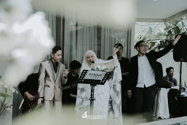 H-30 itu sehari aja rasanya cepat banget. Kita berdua tiap weekend ngedate-nya buat hunting baju, liat dekor, dan test food. We literally spent 2 hours everyday before sleep buat chat/telponan tentang progress masing-masing, tulis wanita yang bekerja di Youthmanual.com, startup edukasi yang fokusnya bantu anak SMA memilih jurusan kuliah, di Instastory-nya. Foto: Instagram @songkofoto