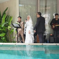 Jasmine menceritakan target pernikahannya yang tak boleh menghabiskan lebih dari Rp 100 juta. Ia pun memangkas habis keperluan yang dianggap pemborosan seperti acara lamaran hingga foto prewedding Foto: Instagram @irma_monel
